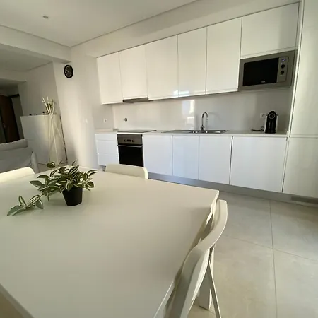 Iate Apartment *